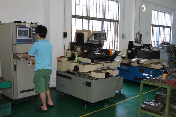 Wire cutting machine