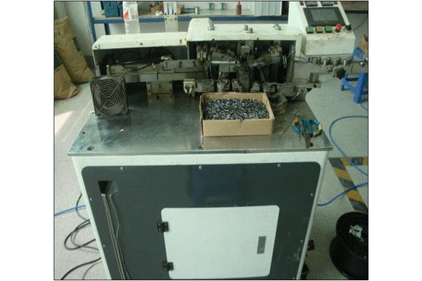 Full automatic computer cutting machine